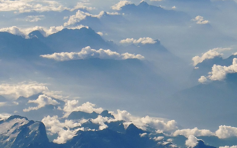 Dolomity widziane z samolotu. Na dole z lewej - Marmolada