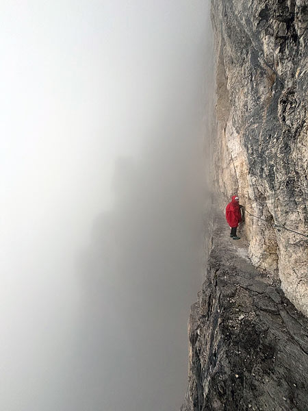 Eksponowana półka na ferracie Via delle Bocchette Centrali | Dolomity Brenty