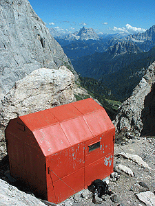 Bivacco Biasin przy przełęczy Forcella dello Spizzon (2650 m)