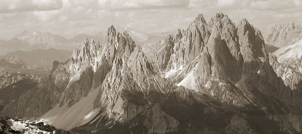 Widok z grupy Marmarole na szczyty grupy Cadini di Misurina