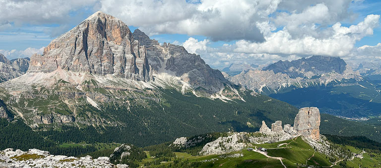 Widok ze szczytu Averau (2649 m) na Tofanę di Rozes oraz turnie Cinque Torri | Dolomiti Ampezzane