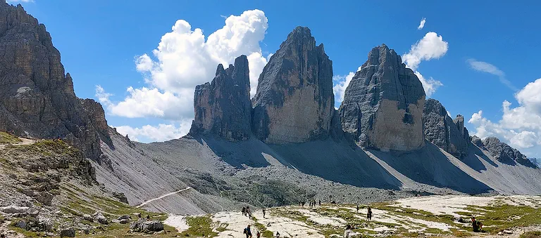 Słynne turnie Tre Cime di Lavaredo (niem. Drei Zinnen) znajdujące się w obszarze Dolomiti di Sesto