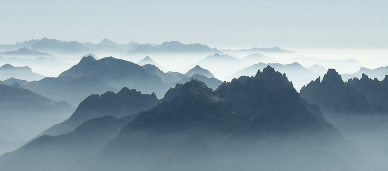 Widok ze szczytu Antelao (3264 m) znajdującego się w obszarze Dolomiti Cadorine